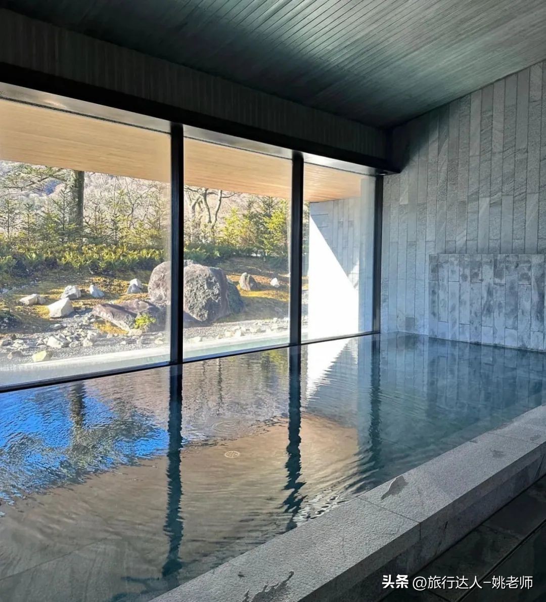 日本丽思卡尔顿酒店阴雨天高级感,大阪奢华酒店