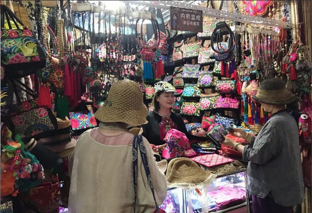 来济南20多年的瑞丽妹子，在中恒做小商品生意，卖云南特色商品