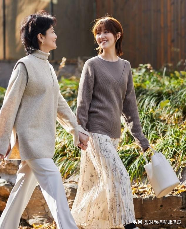 过了五十岁穿三种颜色洋气显白,中年适合穿什么色显瘦