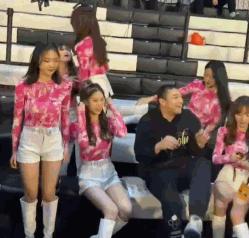 西热力江拉拉队合影,西热力江拉拉队王哲林