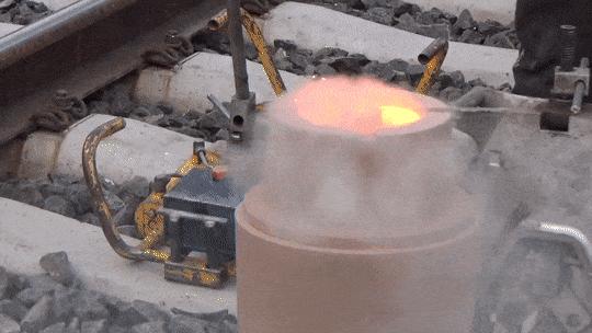 用坩埚熔化铁水,熔铁坩埚是什么材料制成的