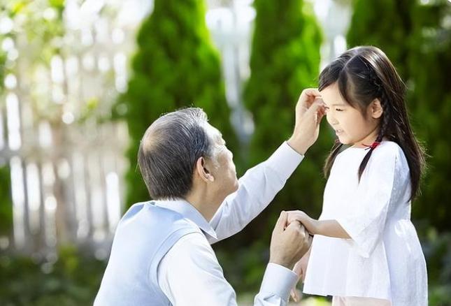 初中的女儿被同学孤立父母怎么做,女孩小学被孤立家长应该怎么做