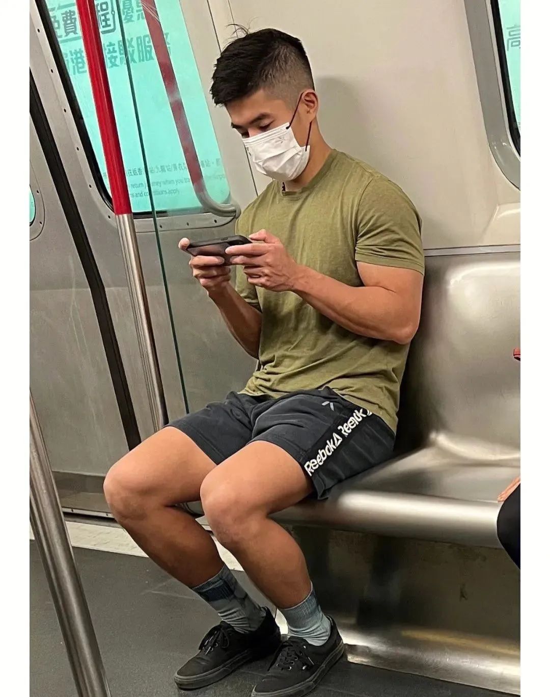 网友在路上拍到高中生,网友拍下地铁上一幕