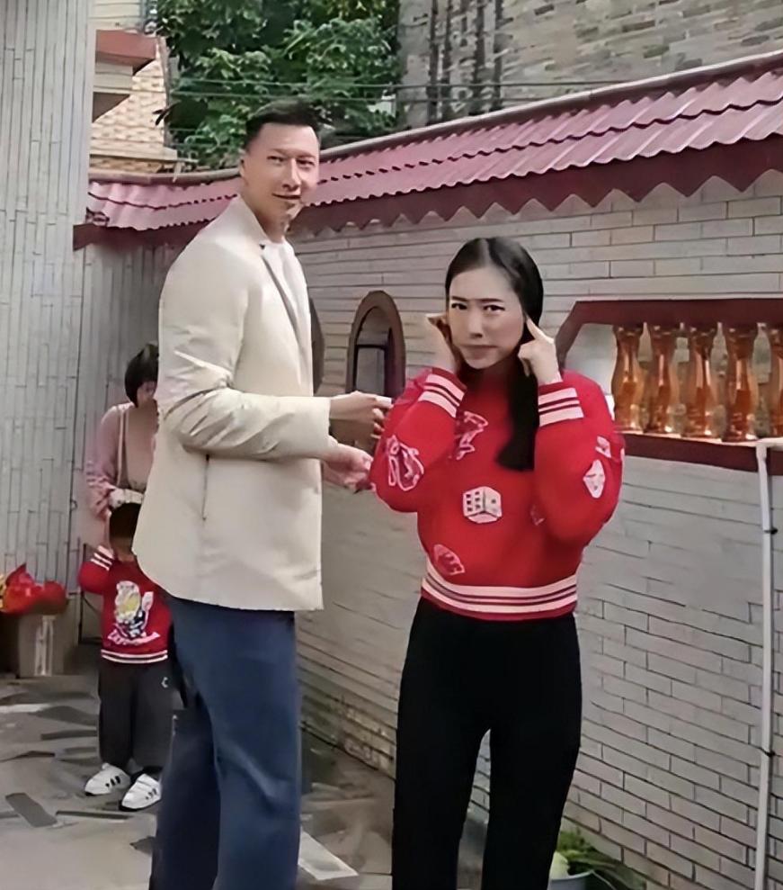 易建联娶老婆了吗,易建联身价上亿迎娶巴西宝贝