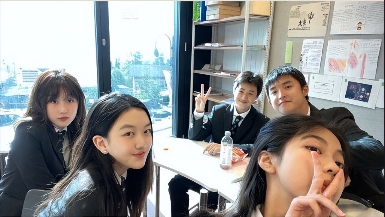 李嫣和闺蜜一起逛街,李嫣跟闺蜜逛街