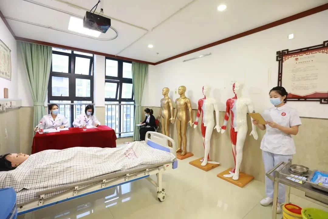 垫江县中医院护士黄平：情系杏林终不悔