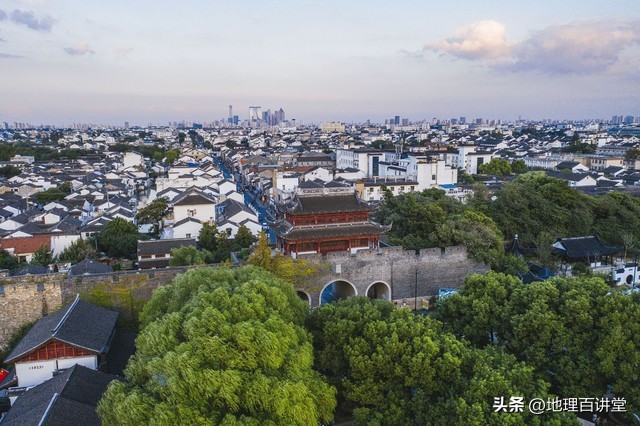 江苏城市等级划分，南京为特大城市，另有无锡徐州等10座大城市