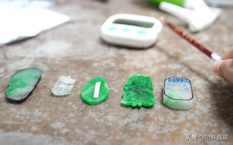简单的翡翠真假鉴定方法有哪些,鉴定翡翠的紫光灯是紫外线吗