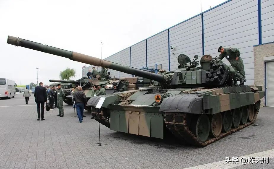 乌军火炮已消耗殆尽,乌军支援新型坦克