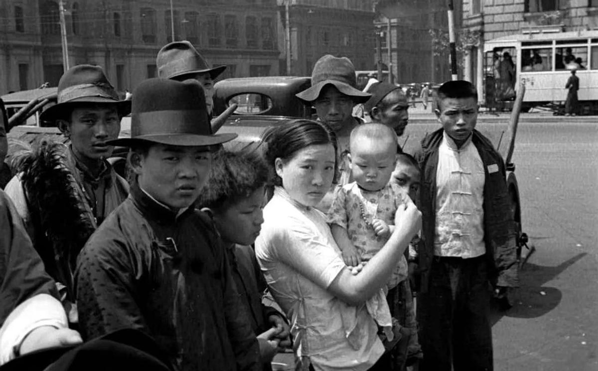 女子穿侵华日军服装摆拍新闻视频,女子身着日本侵华军装露脸