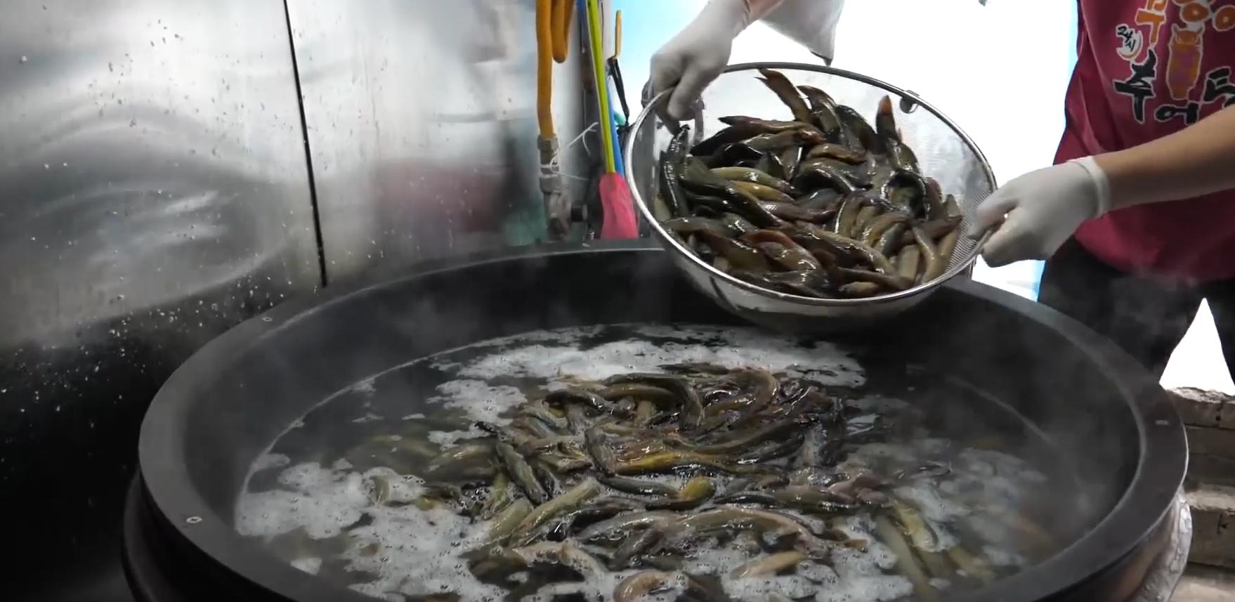 韩国大补汤泥鳅,韩国正宗泥鳅汤