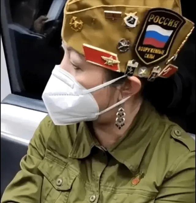 地铁女子暴打男子全程回应,地铁男子辱骂拳打女子被大哥制止