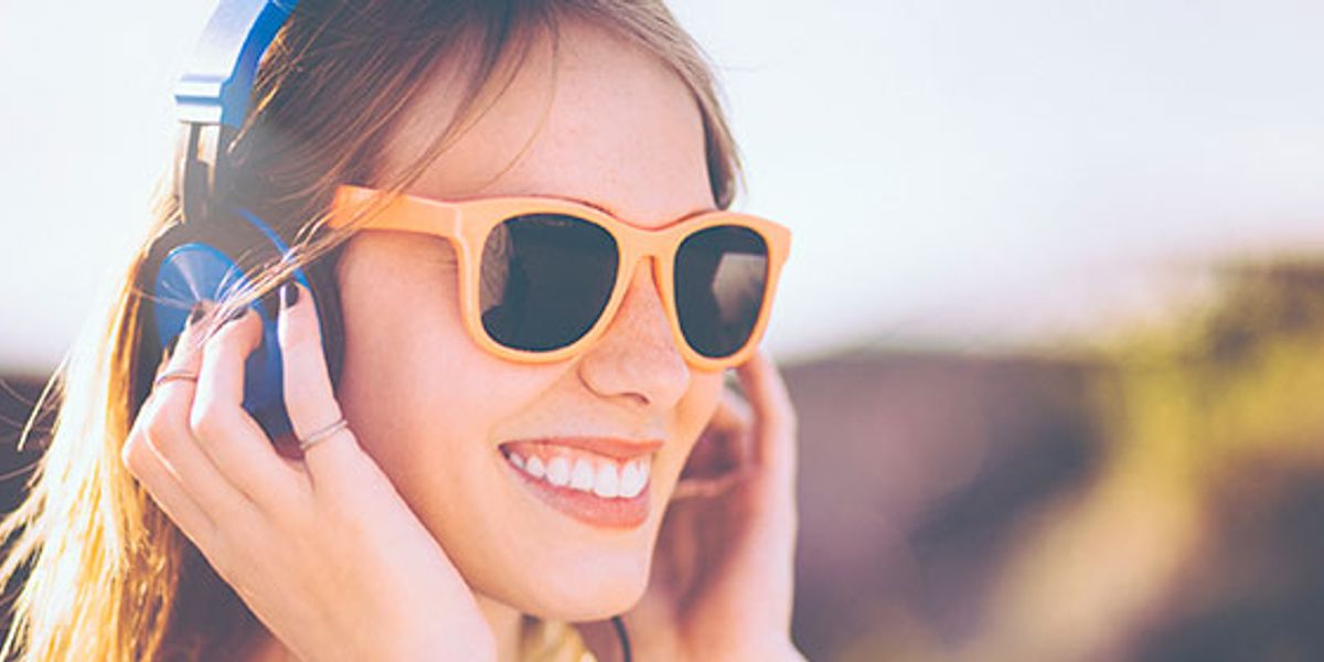 小巧的压耳式耳机,英国品牌头戴式耳机