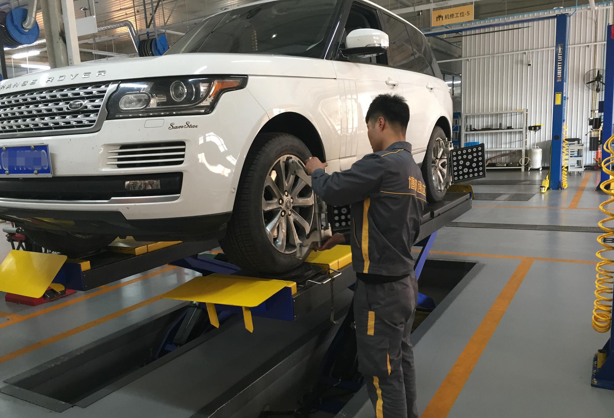 新车自己剐蹭了怎么报保险合适,新车被刮了报保险划算还是自己修