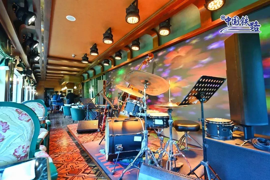 音乐酒吧、茶室、儿童游乐室、图书室……“林都号”获赞轨道上的“星级游轮”