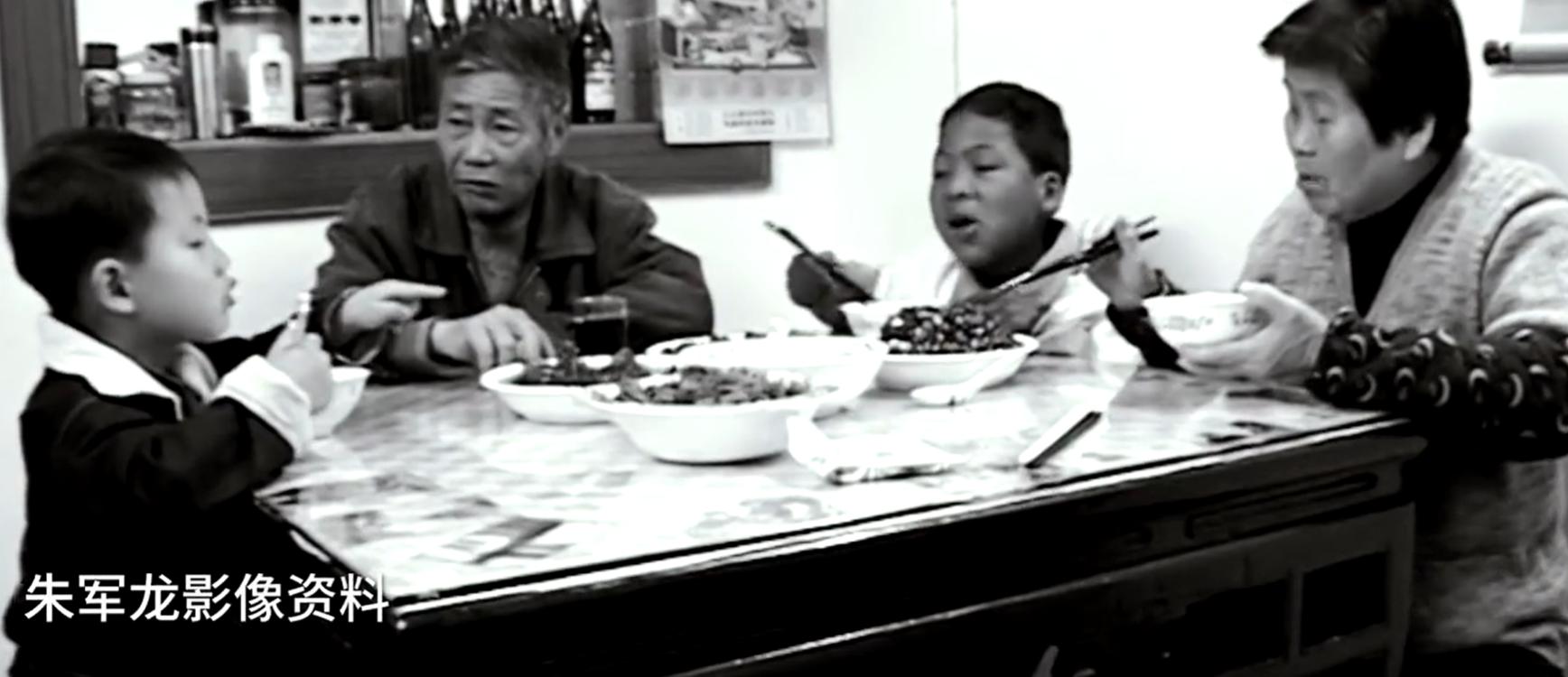 2000年上海阿婆收养黑人弃婴，被子女挥霍250万后，黑人不离不弃