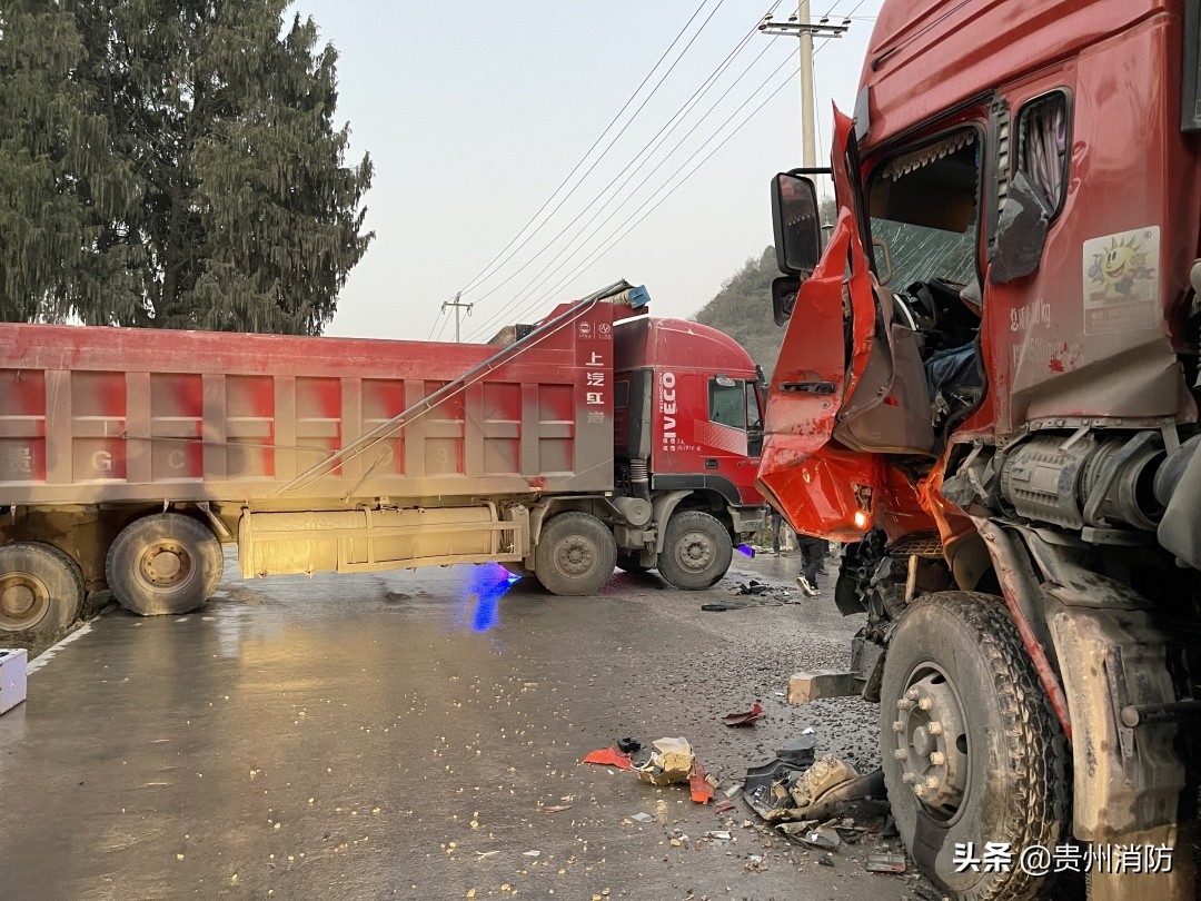 两辆大货车发生相撞事故后侧翻,两辆大货车相撞车头撞废