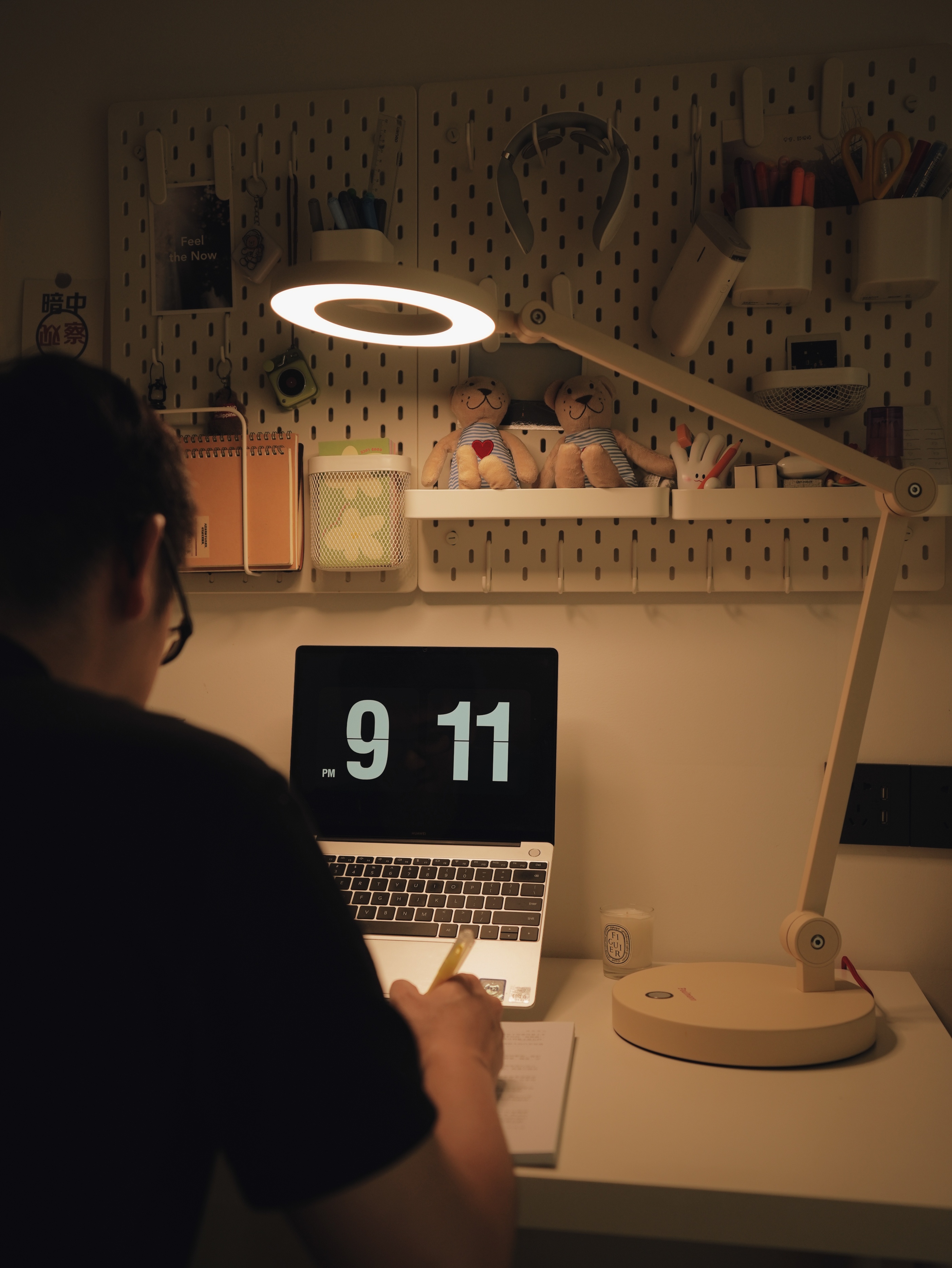 小房间双书桌的设计,书房一进门就是书桌设计