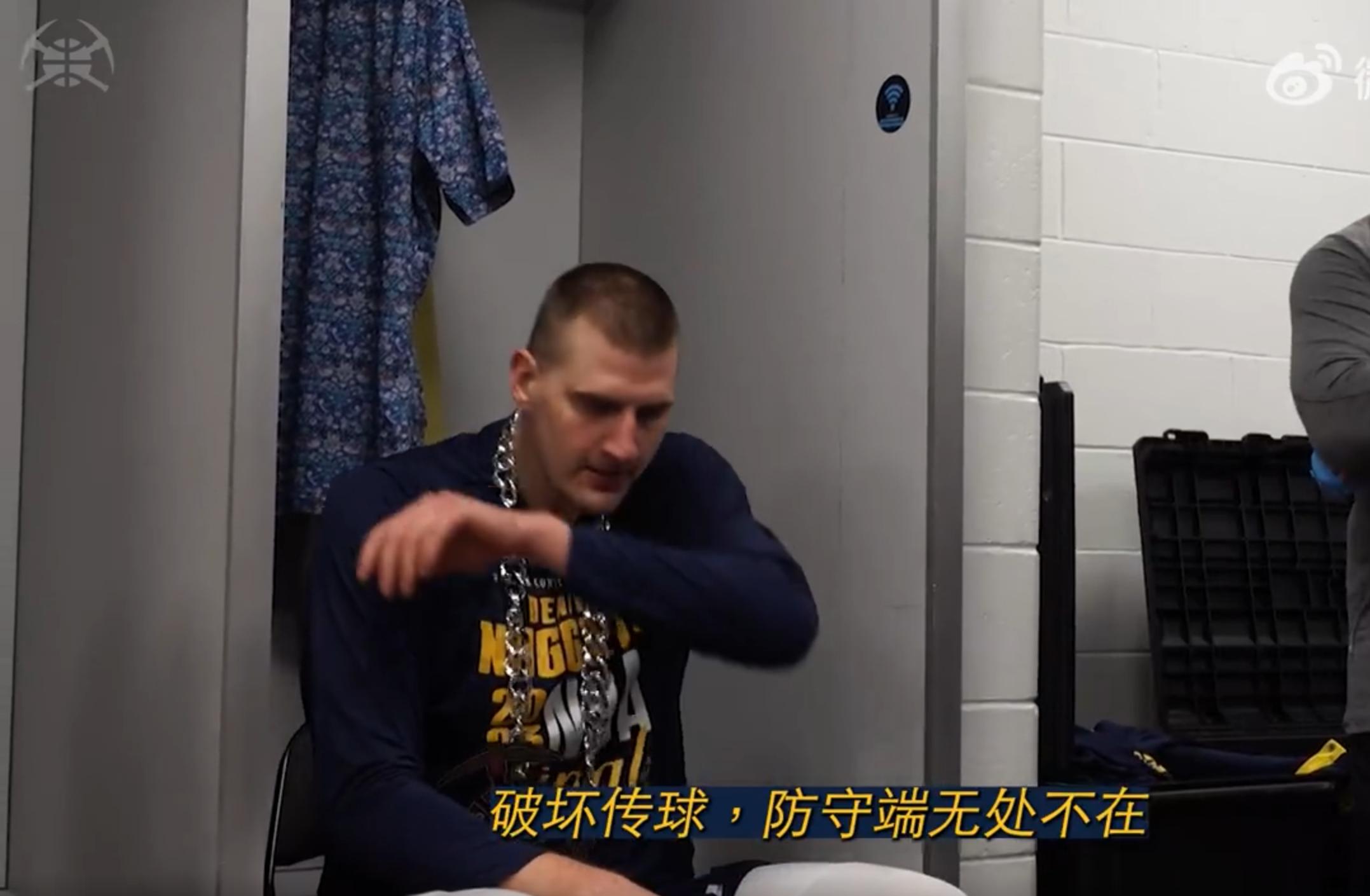 冷静!马龙3-1更衣室训话:没啥好庆祝的!大金链颁给约基奇:你3双呢