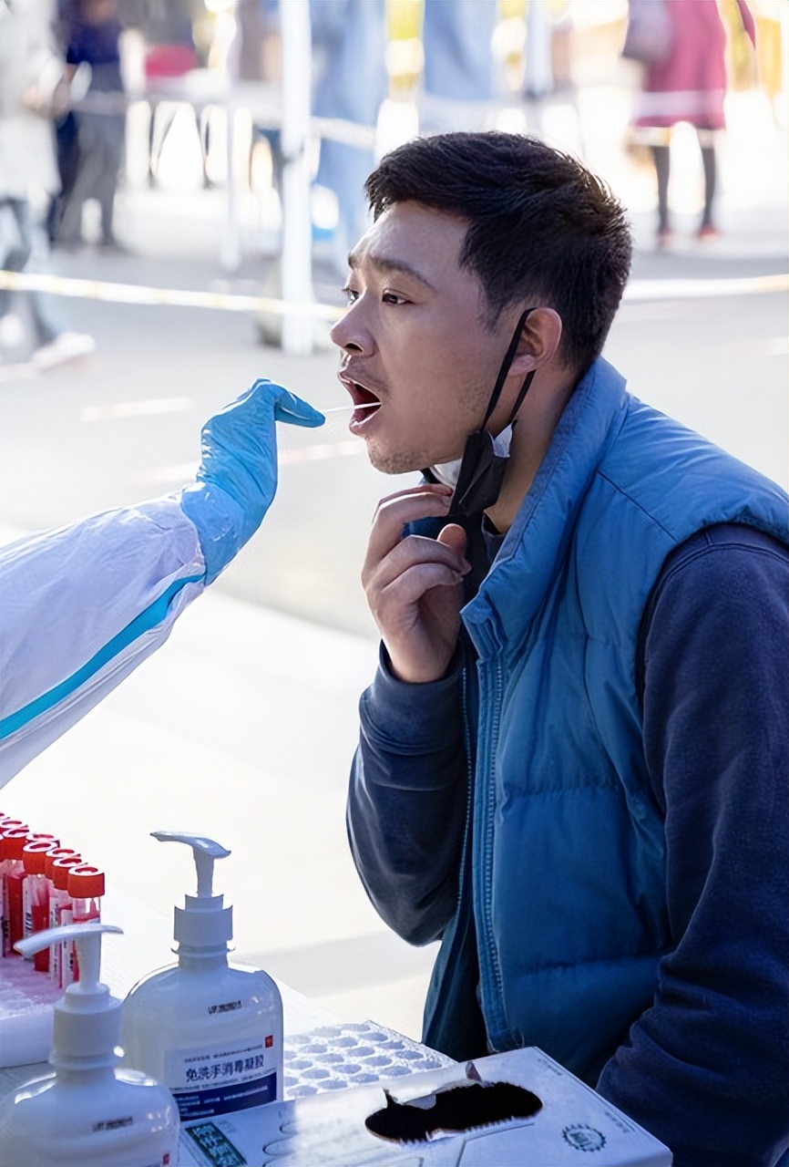 困扰五年的新冠到底去哪里了,刚爆发的新冠有多严重了