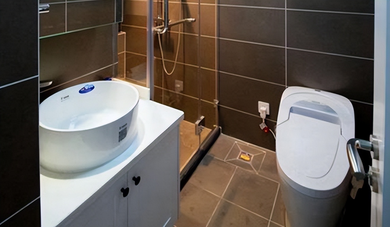 楼下厕所房顶漏水怎么查漏水点,厕所漏水最有效的解决方法