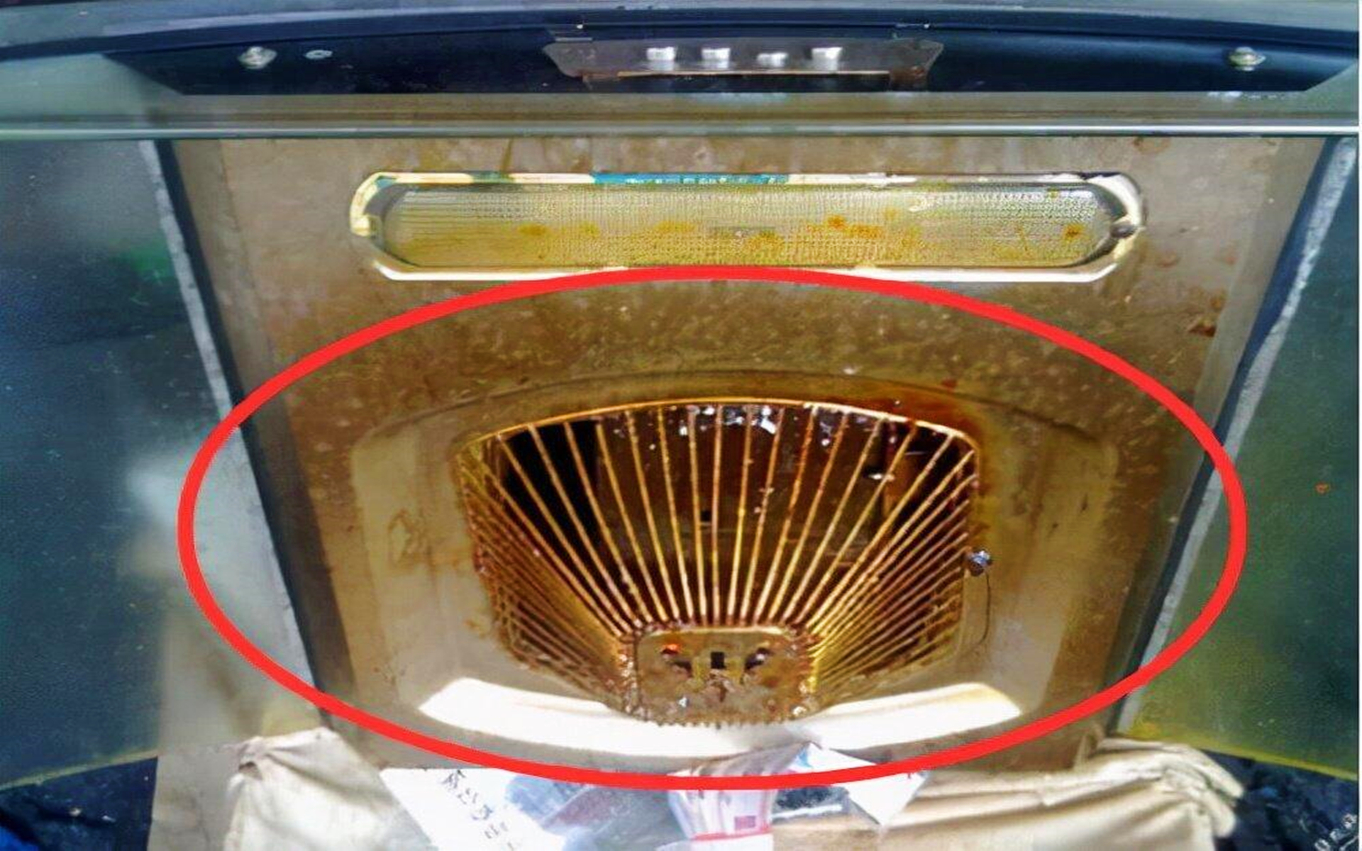 抽油烟机油污清洗自制妙招,不管油烟机多脏只需一只口罩