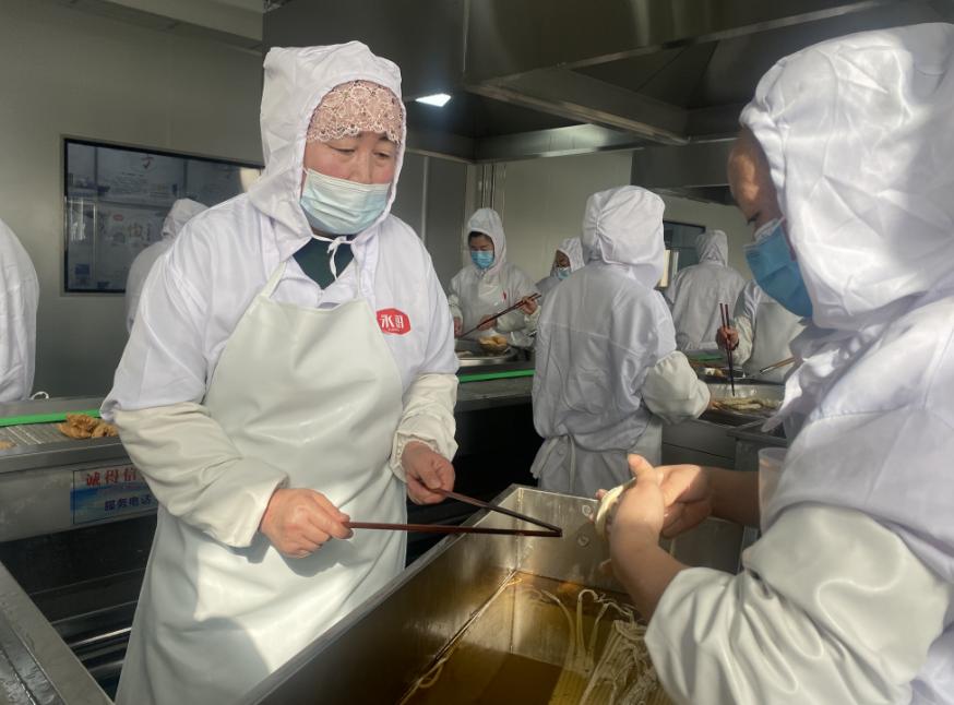 振兴路上丨贺兰县江南村：建在村口的工厂，让村民们不出村也能把钱挣！