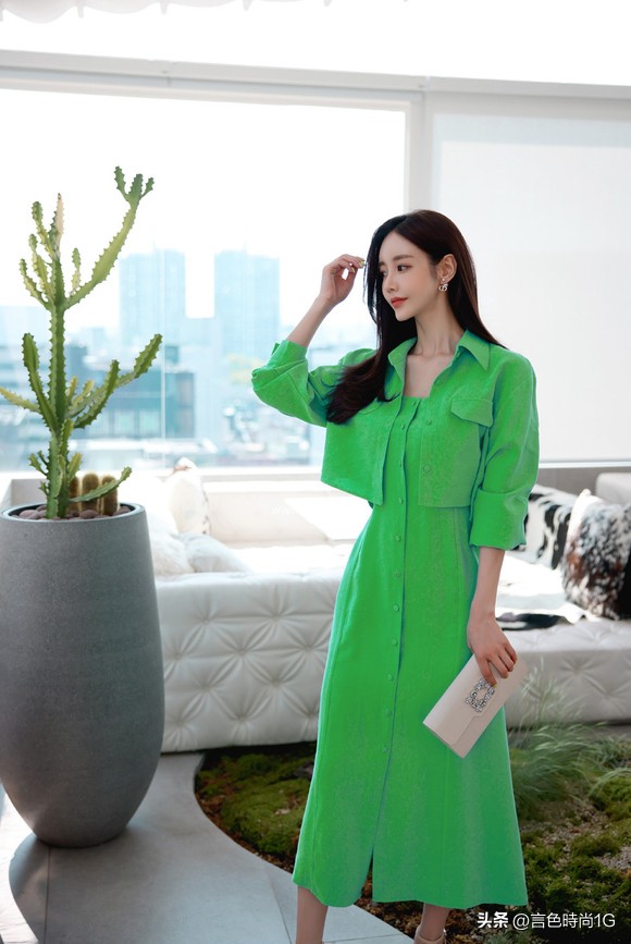 孙允珠黄棕色长裙,孙允珠奶油色裙子