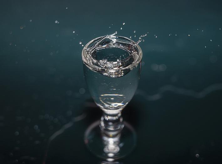 瓶身只有一个标志的酒,瓶身标记