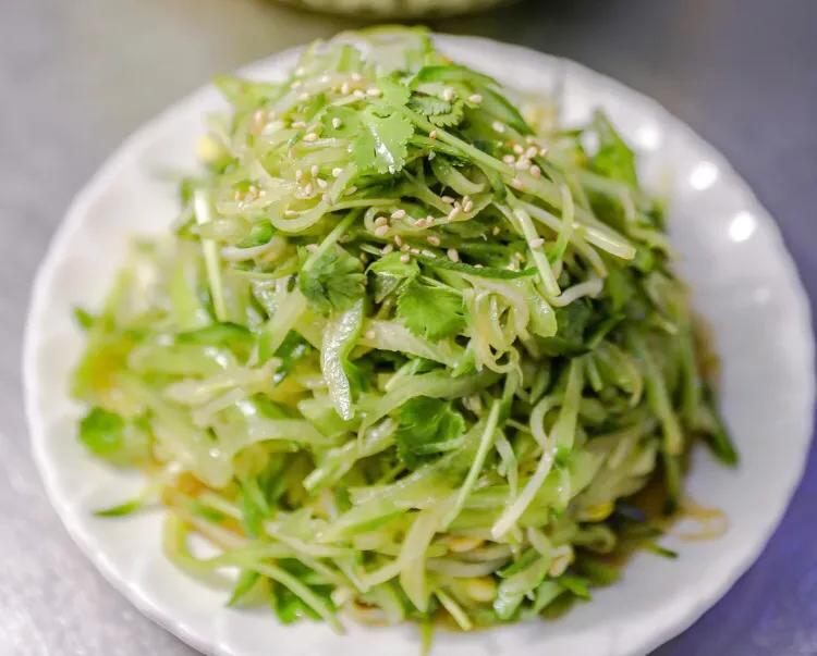 夏天大家喜欢吃的凉拌菜快来看看,家常菜适合夏天做的一道凉拌菜