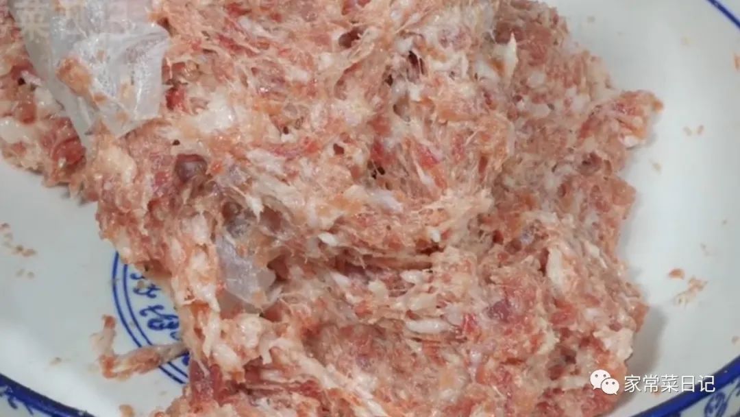 调肉馅时，一定要多加这两种水，馅料不腥，肉质鲜嫩多汁，真香