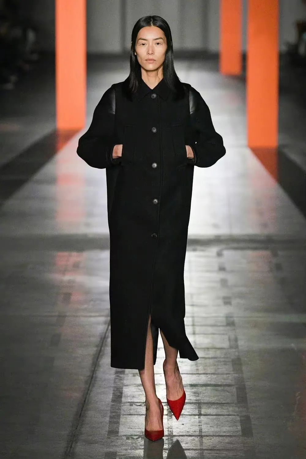 刘雯时隔三年重返时装周首秀,2003后女明星