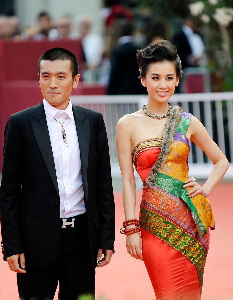 藏了8年才公开身份,藏了八年的秘密被妻子发现