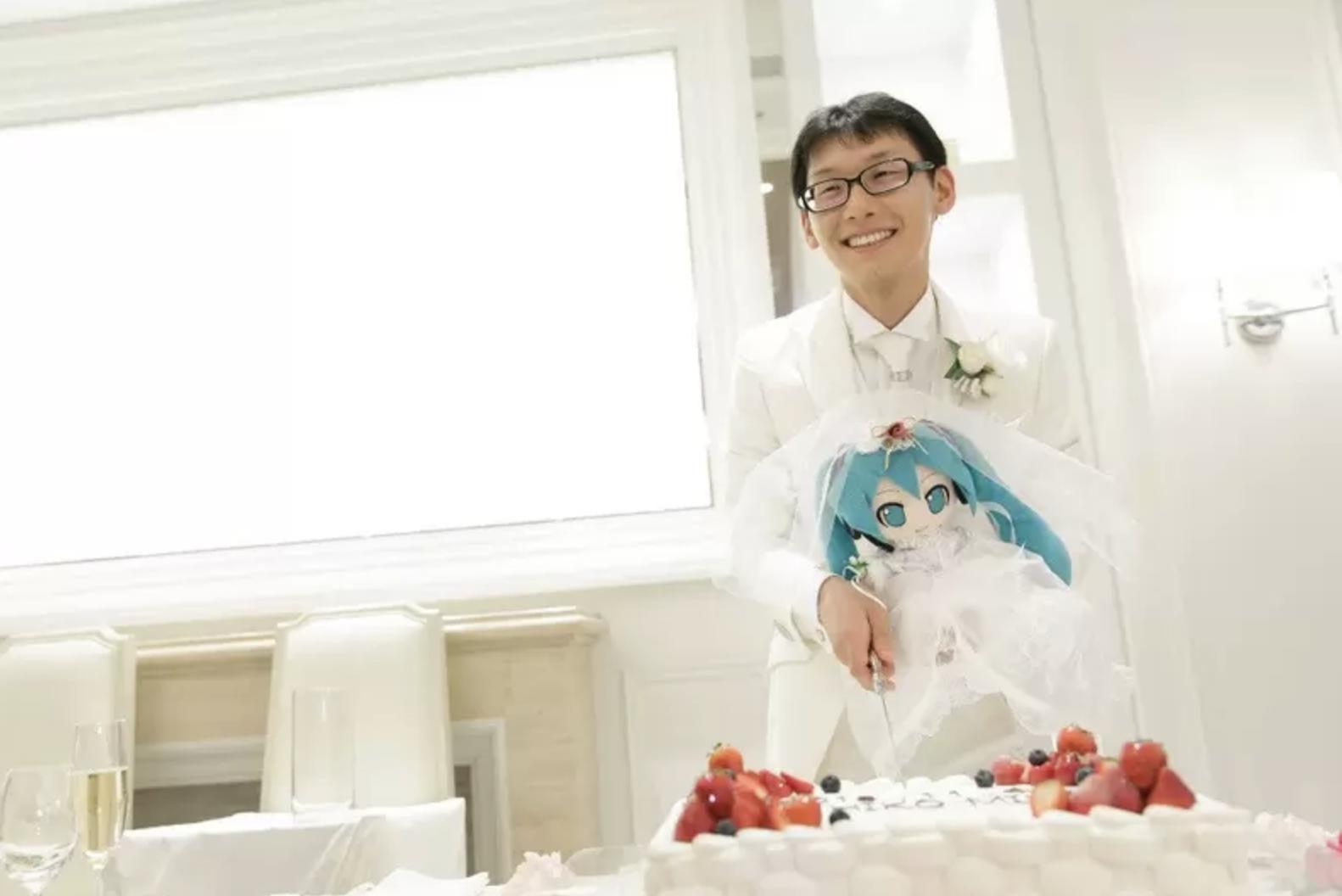 阿宅钱这么好骗？日本大叔卖二次元结婚证，盈利近两百万日元！