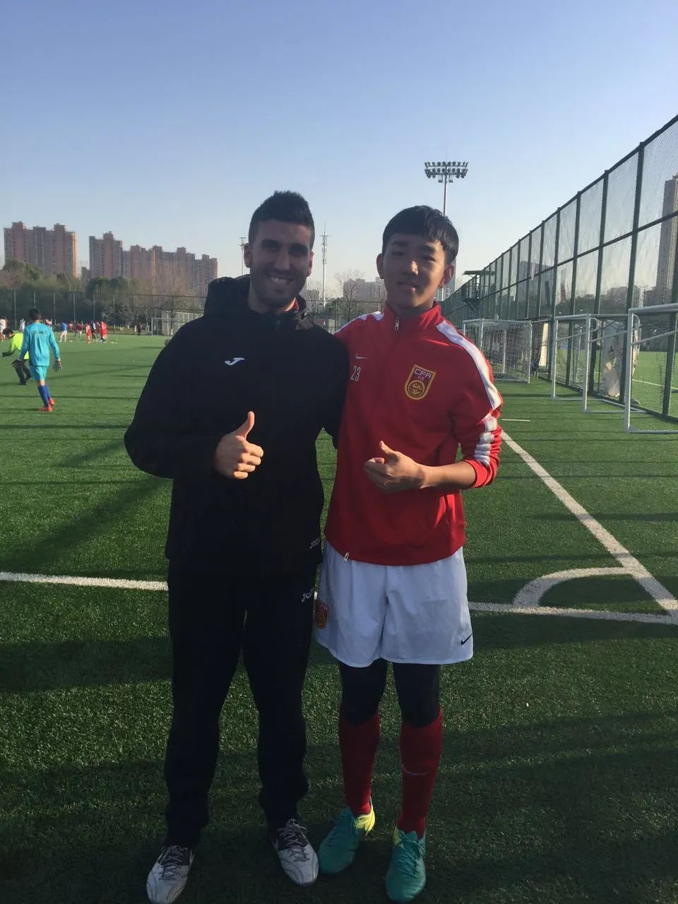 足球少年一路前行,足球少年逆风而行