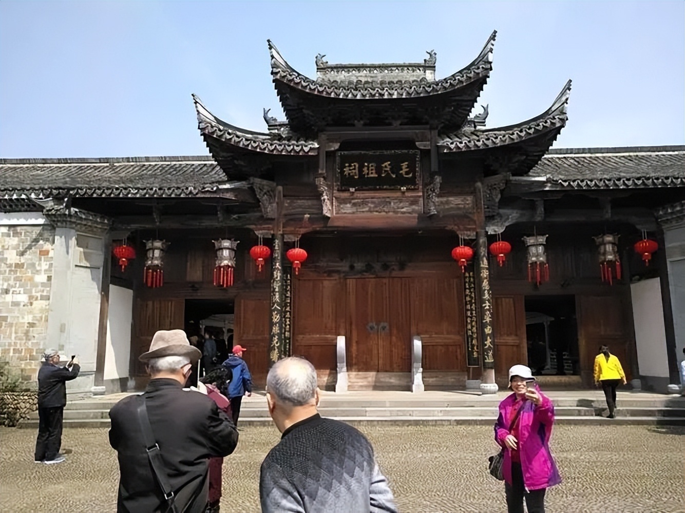 09年毛主席嫡孙替爷爷回浙江寻根，谁料看到族谱时，发现名人众多