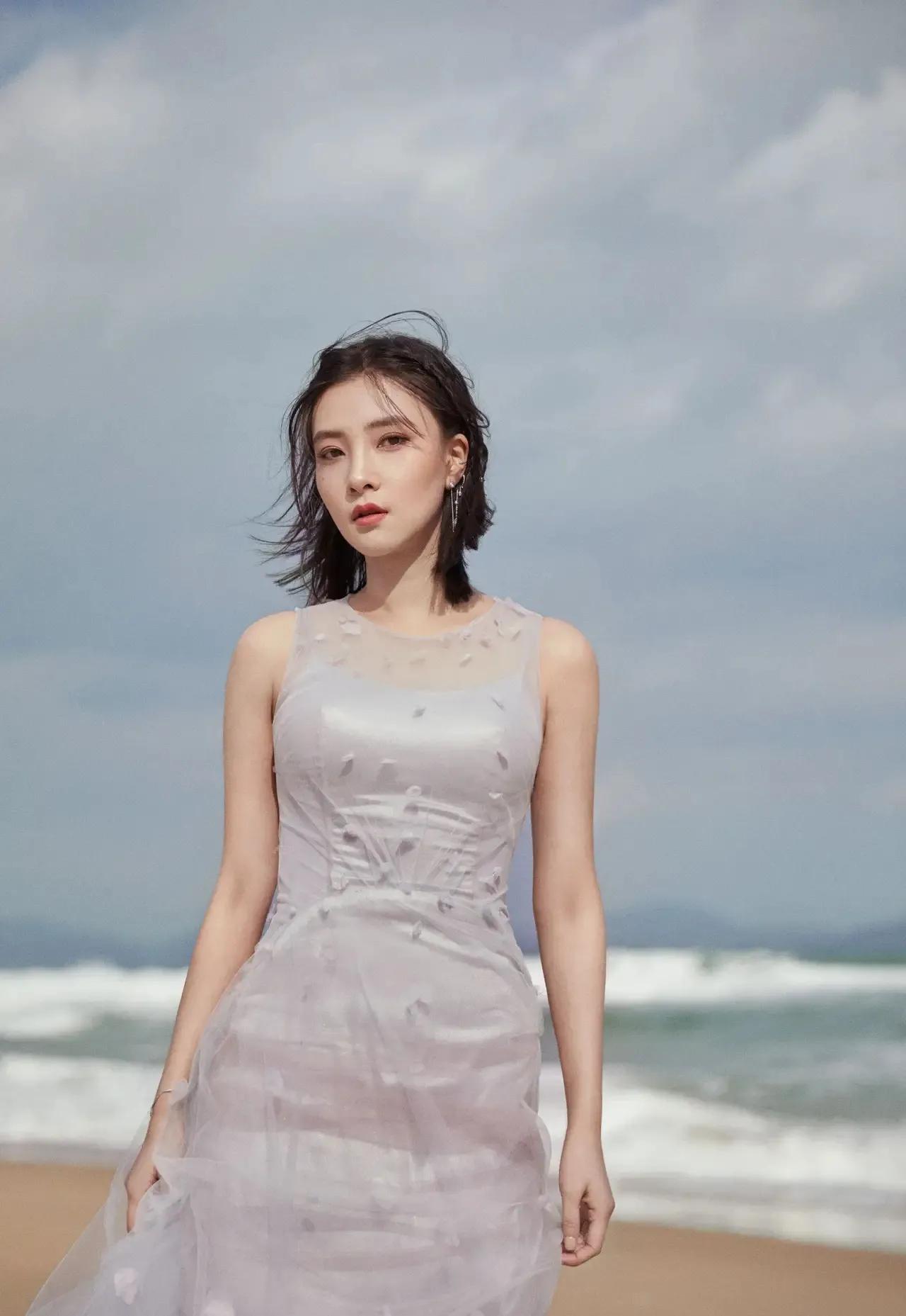 主持人柏安,柏安的红酒