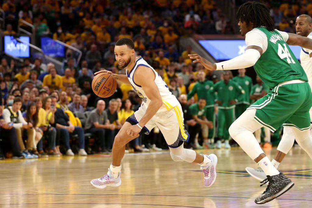 维金斯三分杜兰特,维金斯面对杜兰特压哨三分