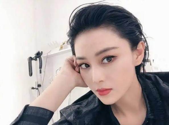 张馨予晒出老公何捷照片帅气迷人,张馨予和老公何捷婚后齐露面