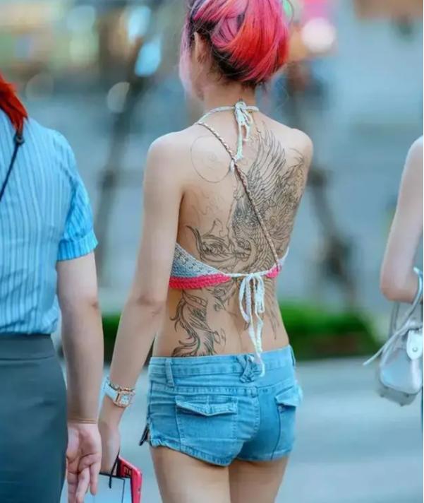 震惊！！！满大街“露奶装”、“开裆裤”，演绎现实版的罗刹海市