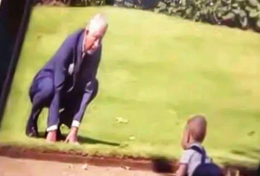 隔辈亲萌娃把面给爷爷,隔辈亲宝宝调皮