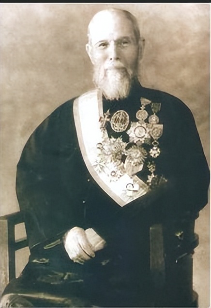 赌王何鸿燊一天花费,赌王何鸿燊一天能赚多少钱