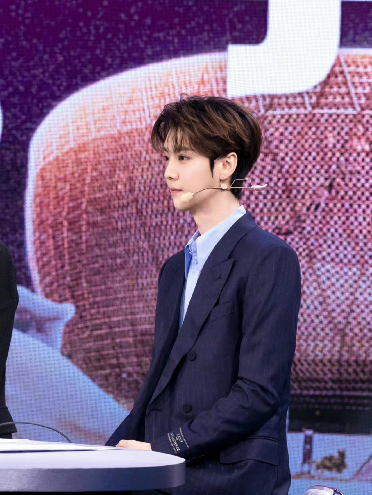 鹿晗蓝色西装世界杯,鹿晗穿西装解说世界杯