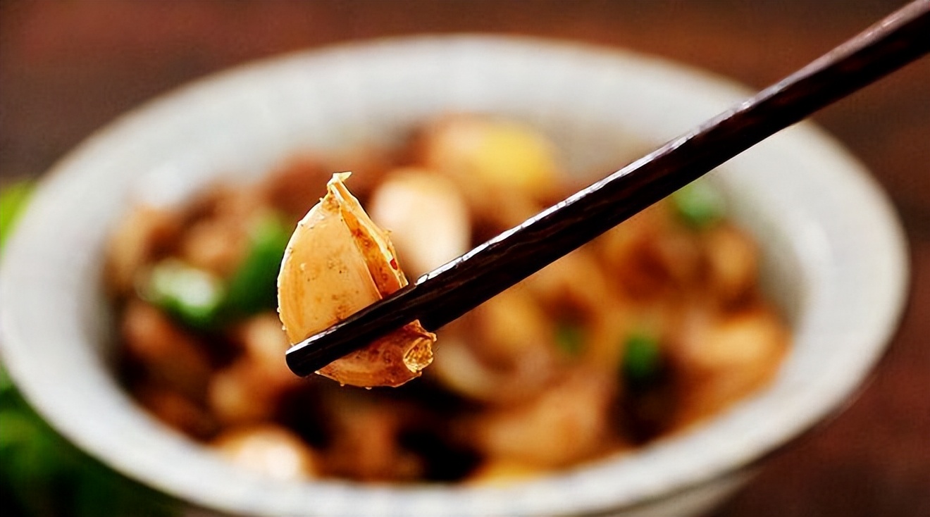 吃饺子不吃蒜香味少一半下一句,吃饭不吃蒜香味少一半下一句