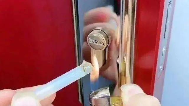 穿针引线法为什么从右上方开始穿,穿针引线有诀窍只需一个瓶盖