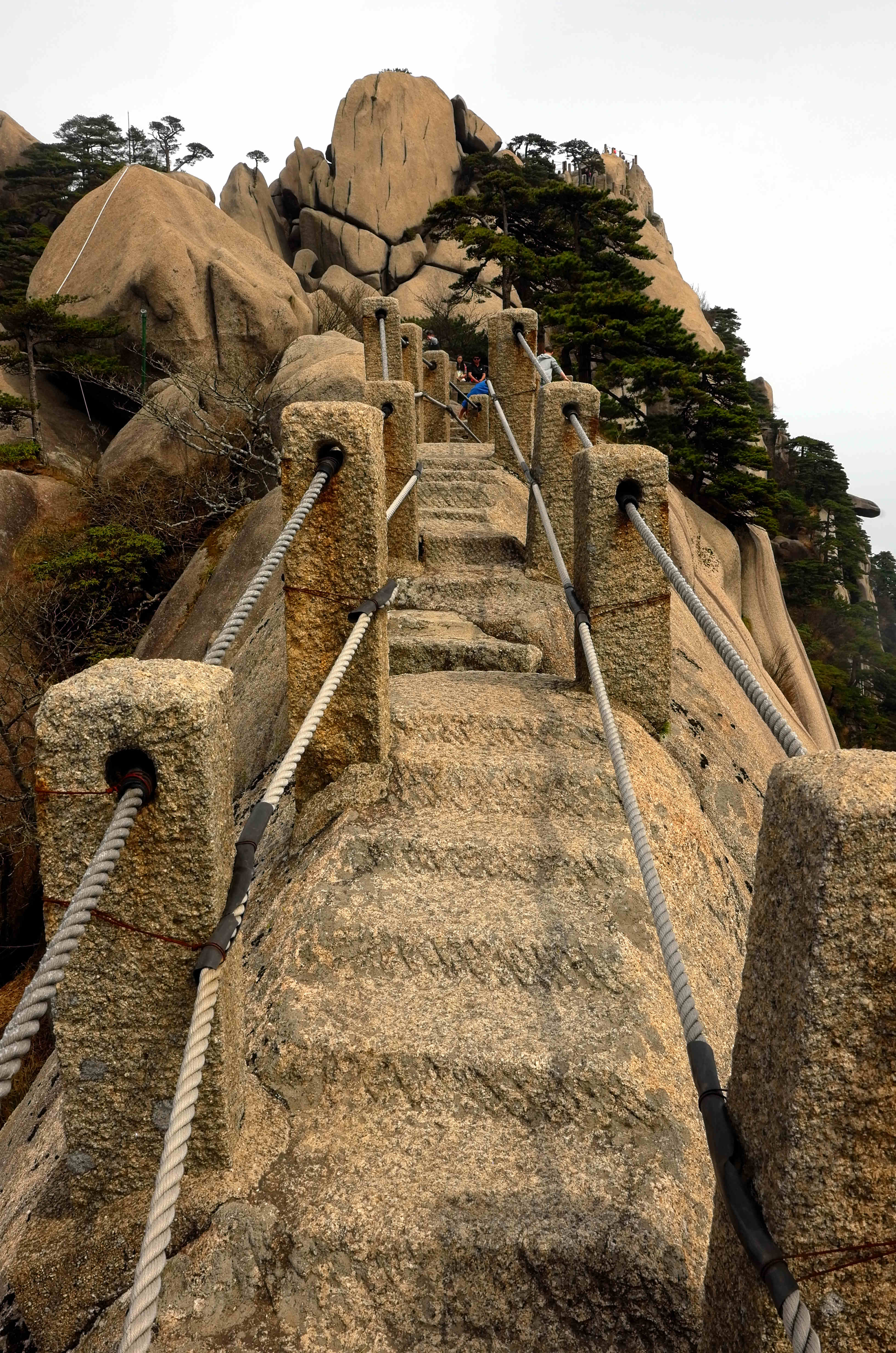 黄山天都峰会走鲫鱼背吗,黄山天都峰鲫鱼背第一视角