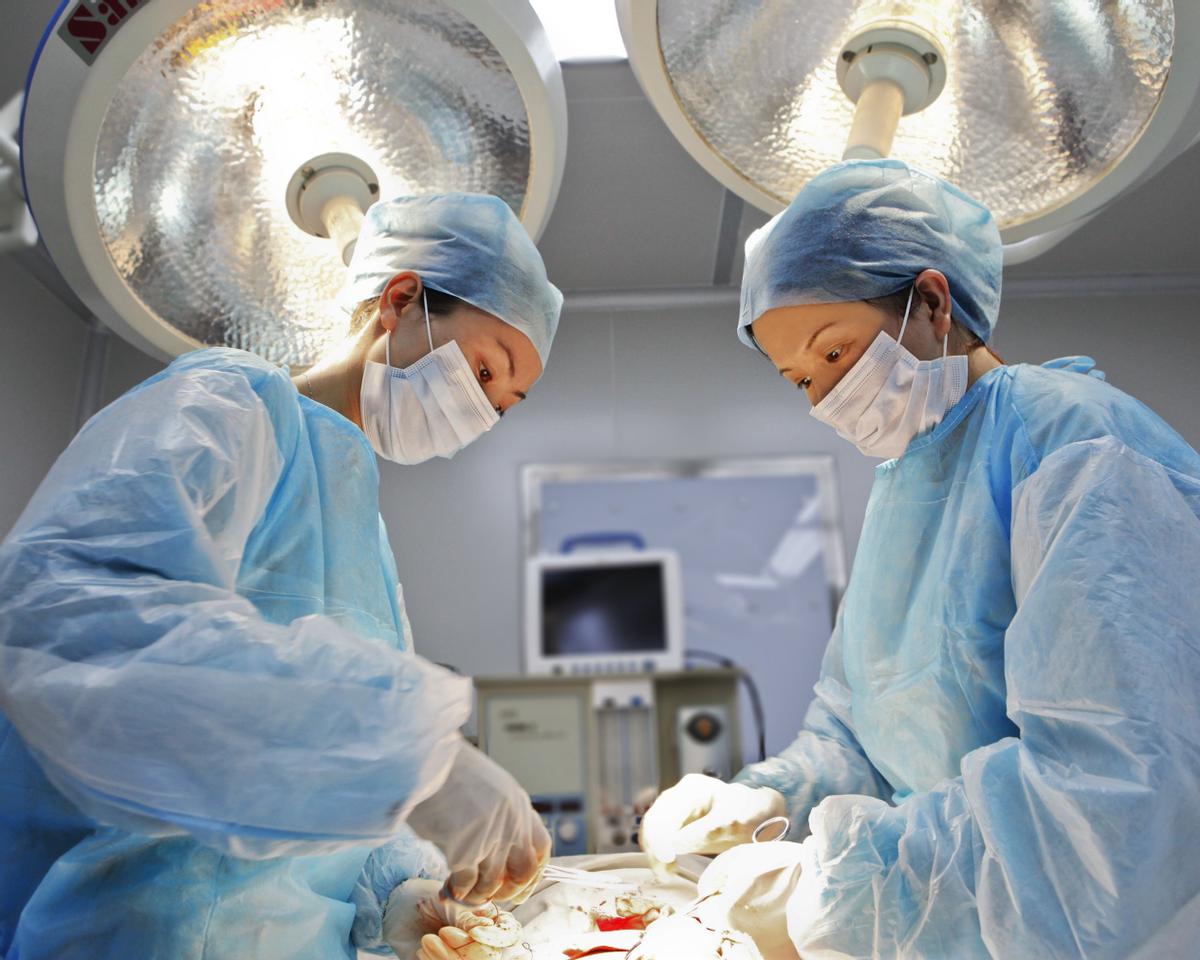 医生检查阴虱的镊子和刀片,男子发现阴虱