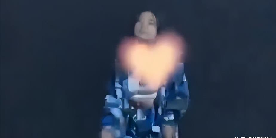 女生军训表演惊人走光，继续热舞露球，真人曝光疑似炒作