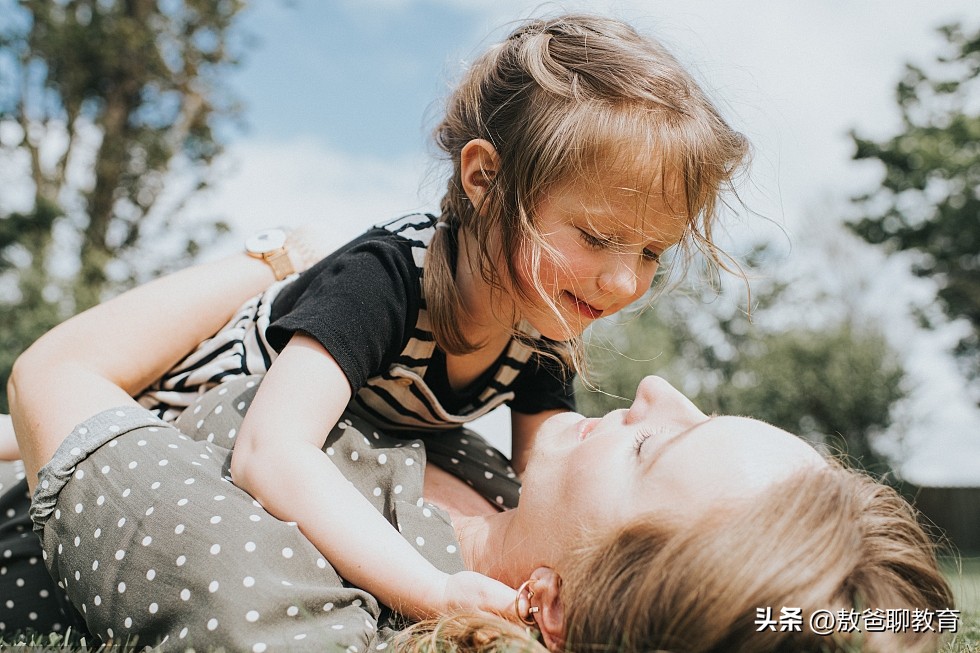 孩子不和父母亲近应该怎样教育,成年孩子自我封闭不和父母沟通