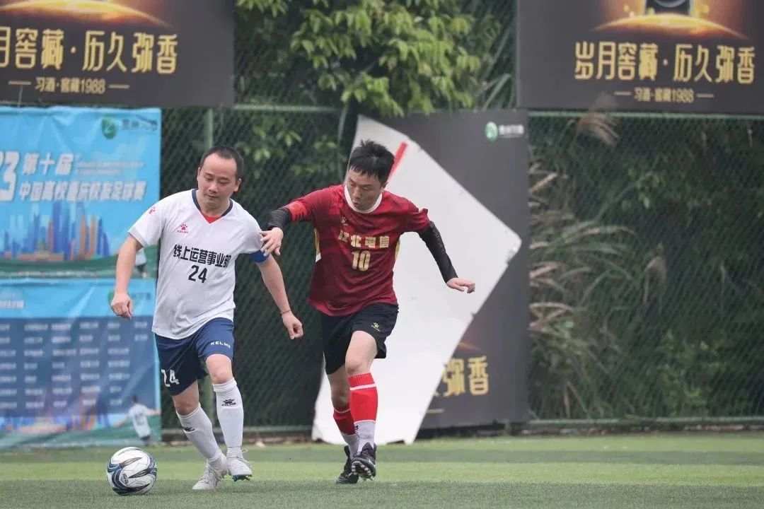 驰骋绿茵足够精彩三年级手抄报,驰骋绿茵无悔青春